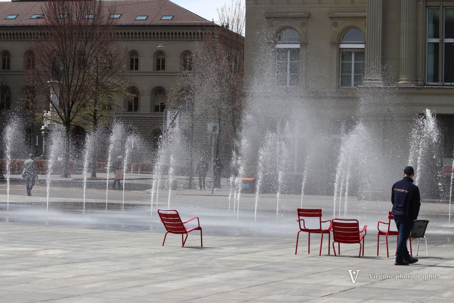 Des jets d’eau sur la place devant le Palais fédéral