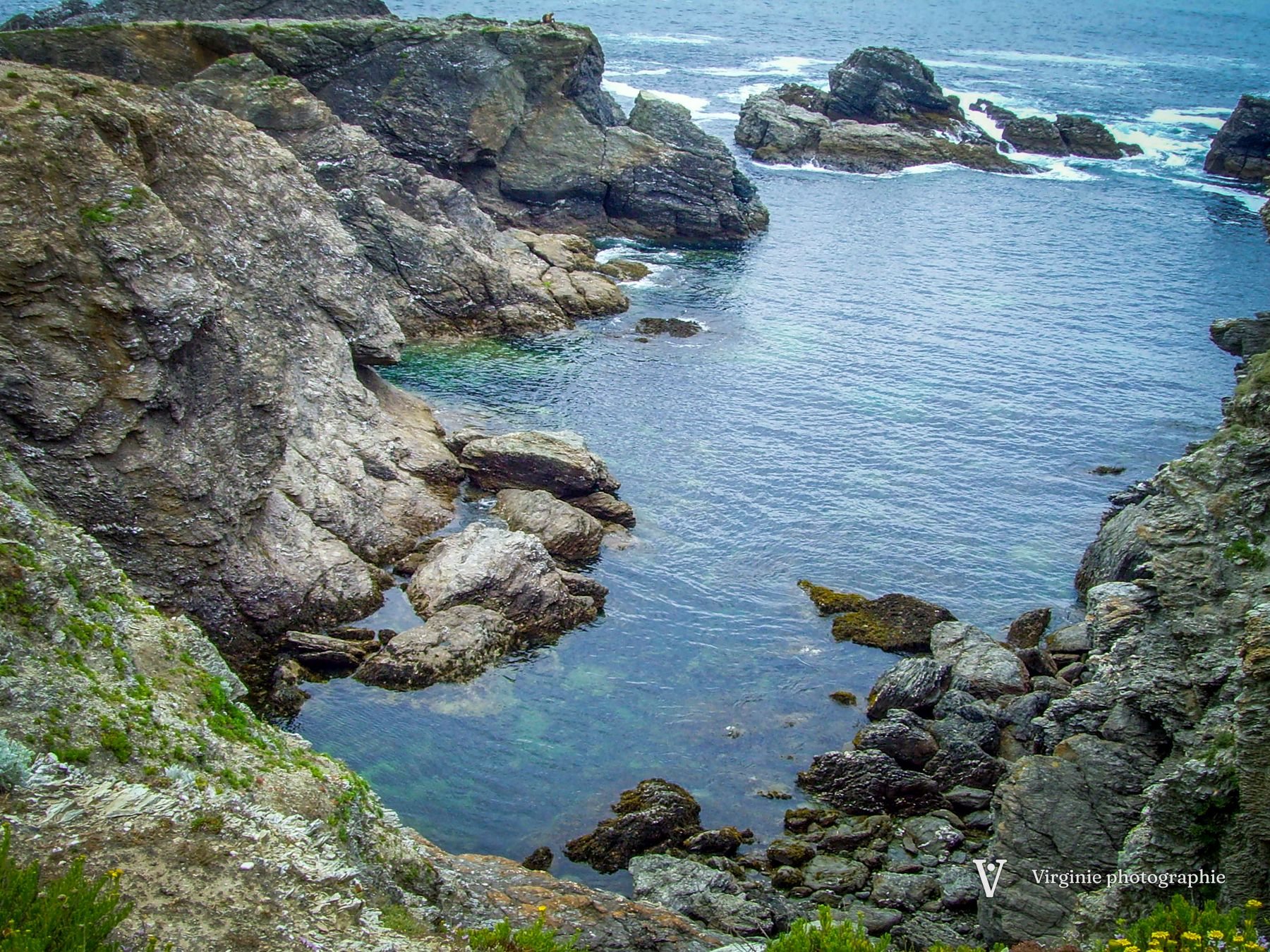 Une crique profonde entre des falaises fleuries