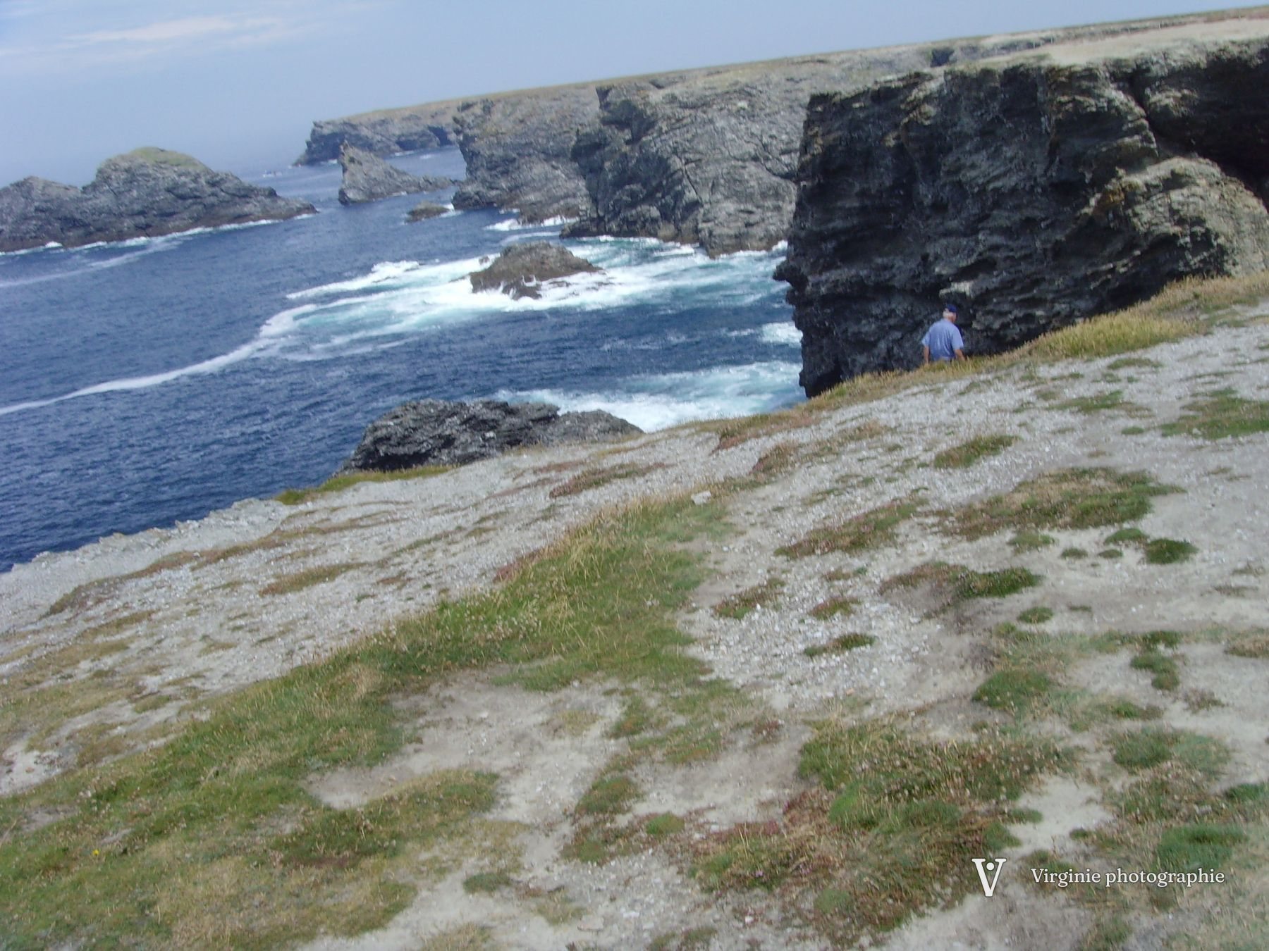 Des falaises découpées et l’océan qui écume