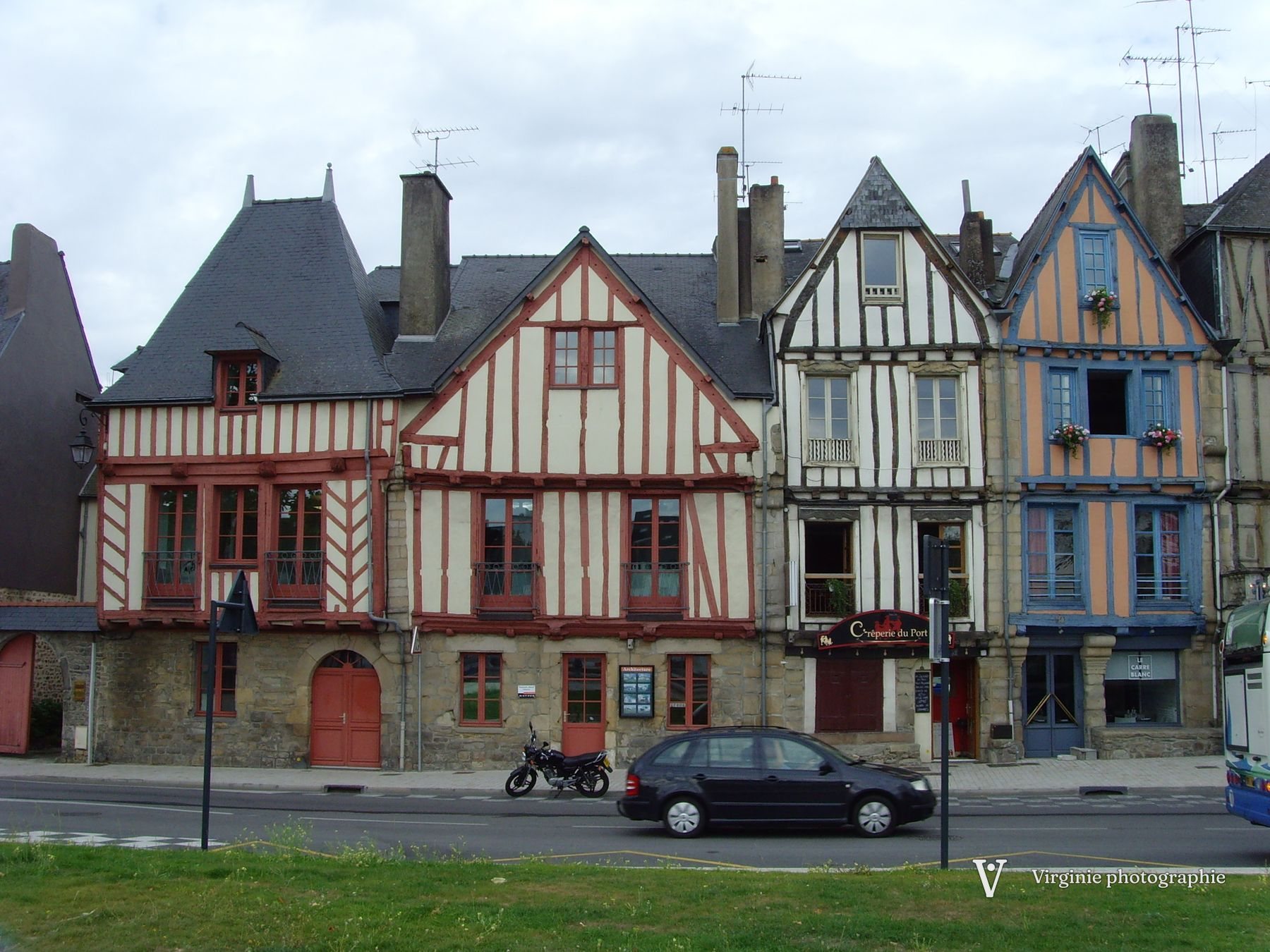 Une rangée de maisons à colombages colorées