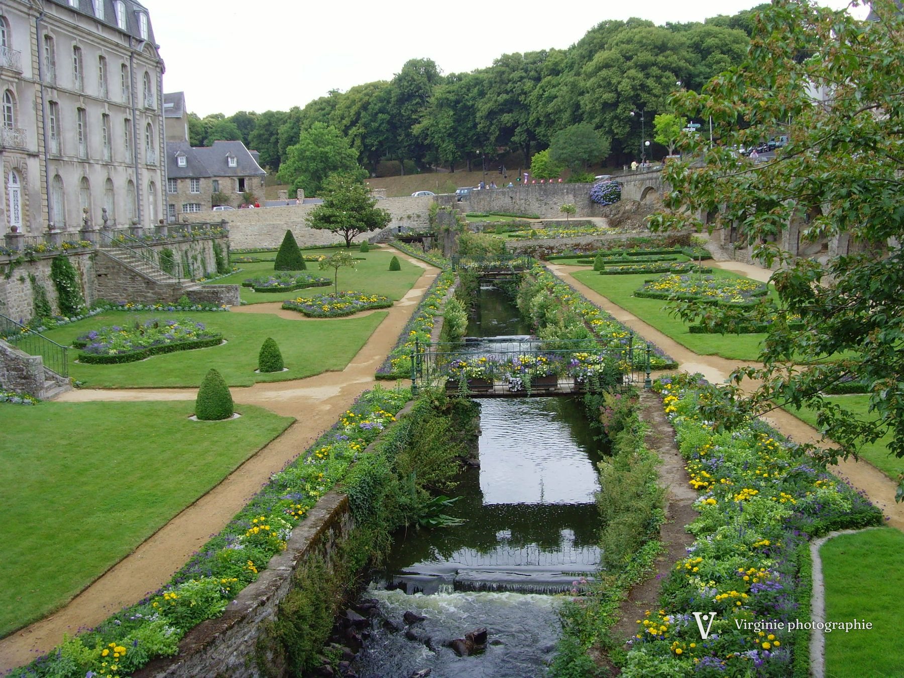 Des jardins à la française de part et d’autre d’un petit canal