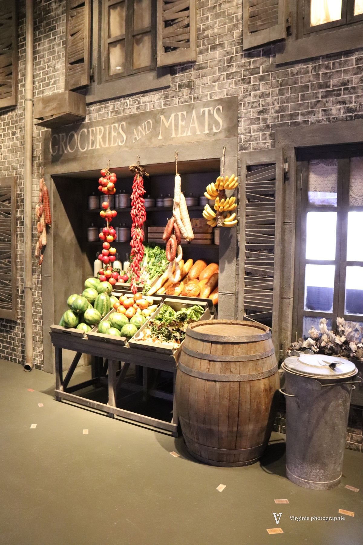 Un étal de fruits et légumes dans un décor de rue ancienne