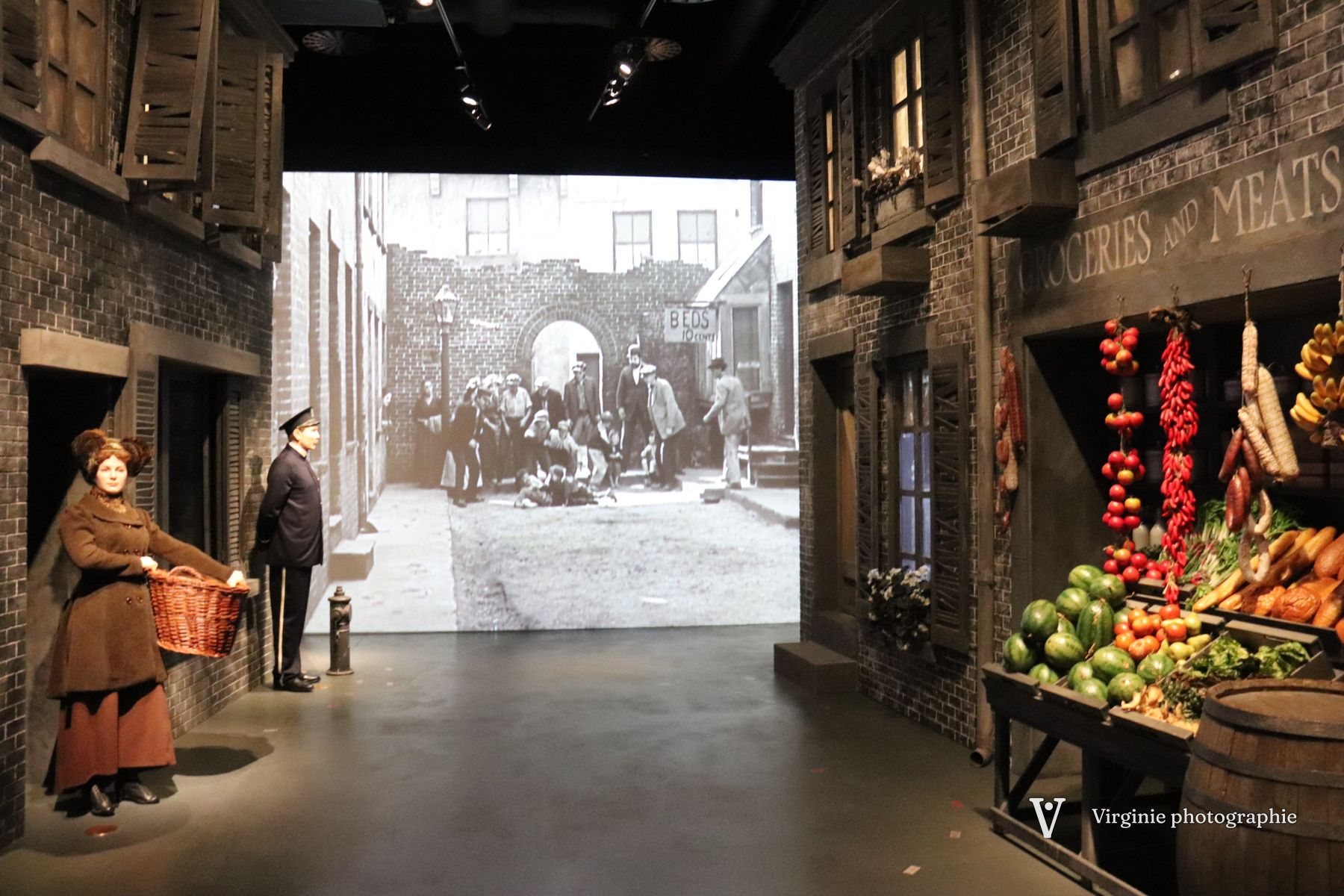 Un décor de rue ancienne devant un écran de cinéma muet