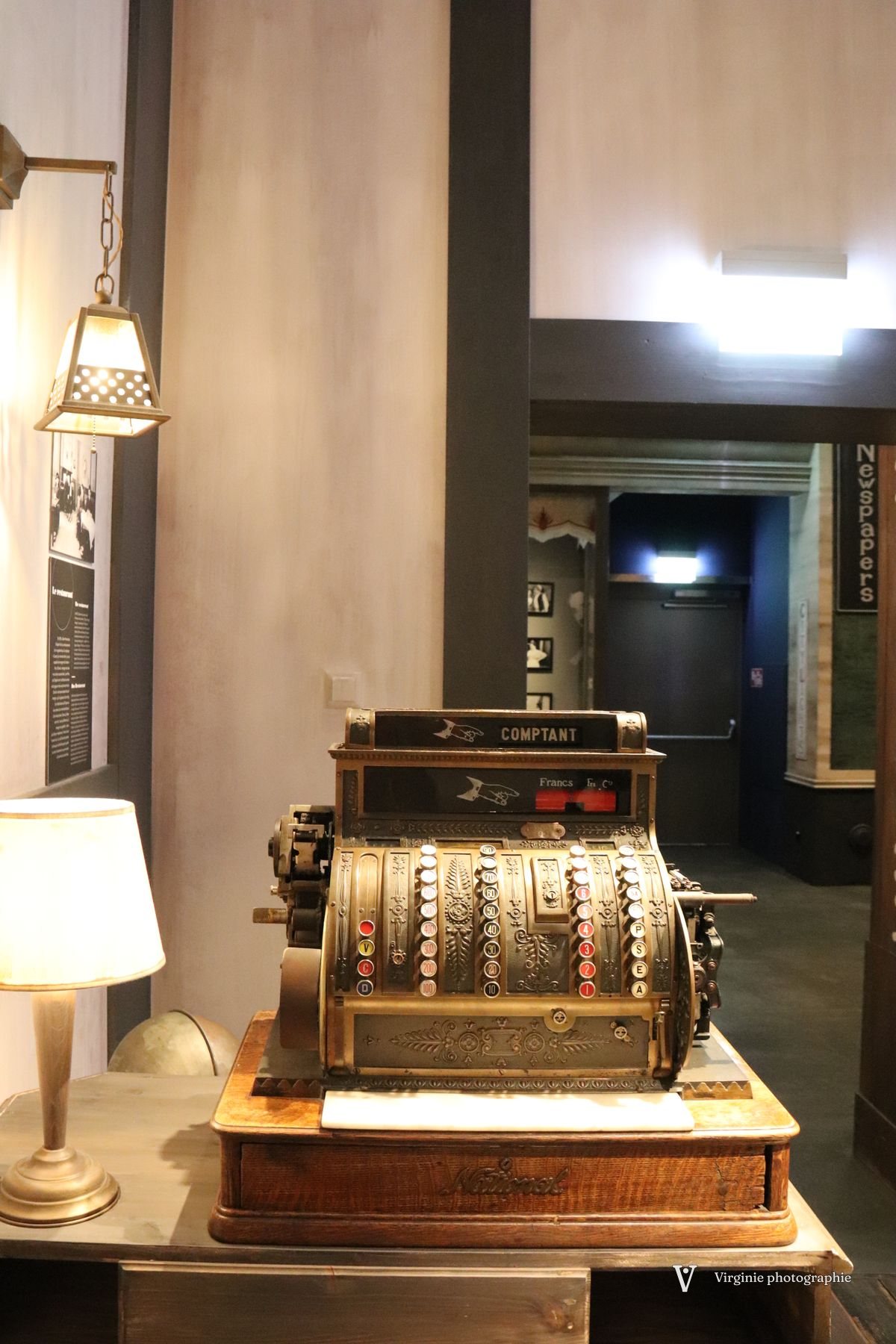 Une caisse enregistreuse ancienne éclairée par une lampe
