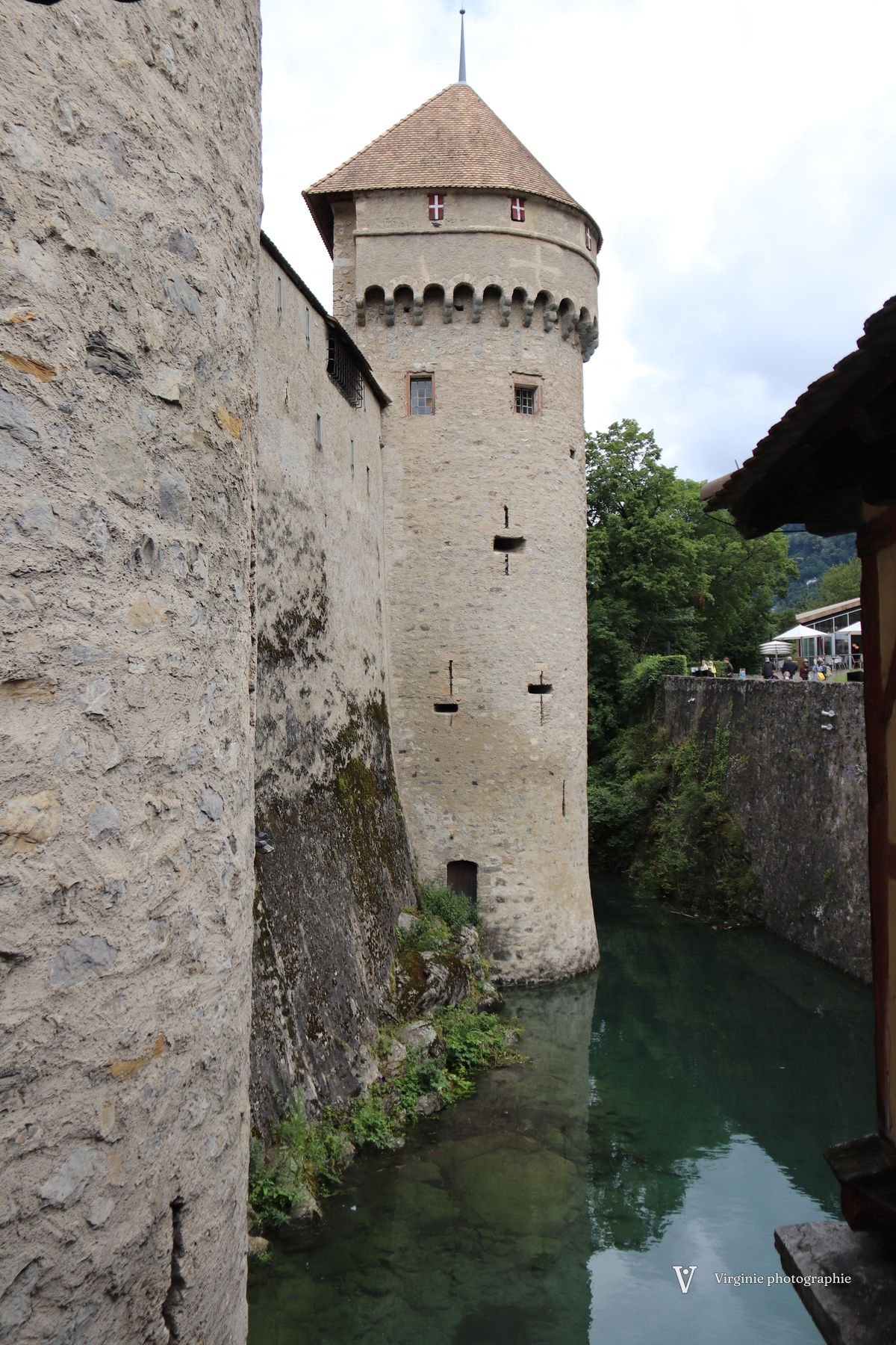 Une tour du château au-dessus des douves, entre deux murs