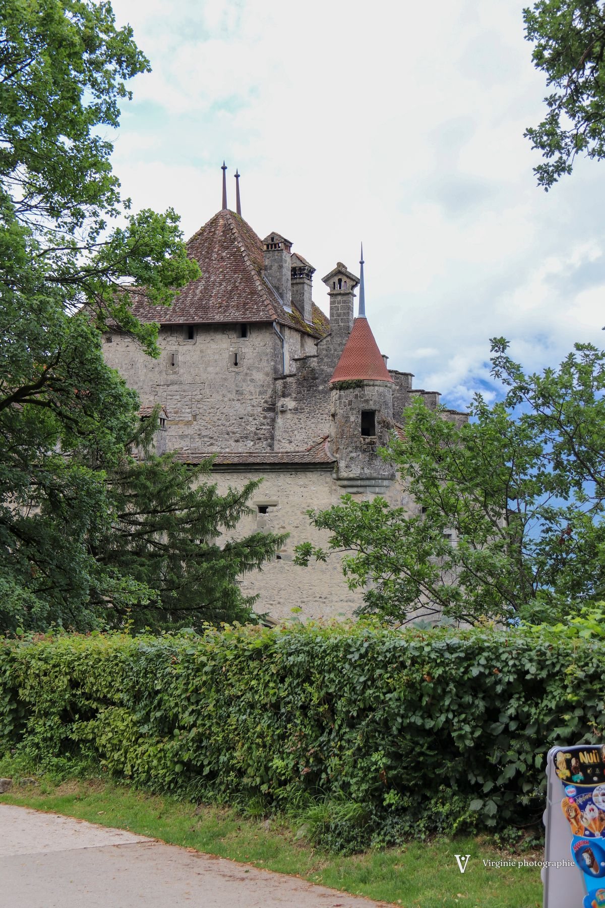 Le château apparaît entre les arbres, au bout de l’allée