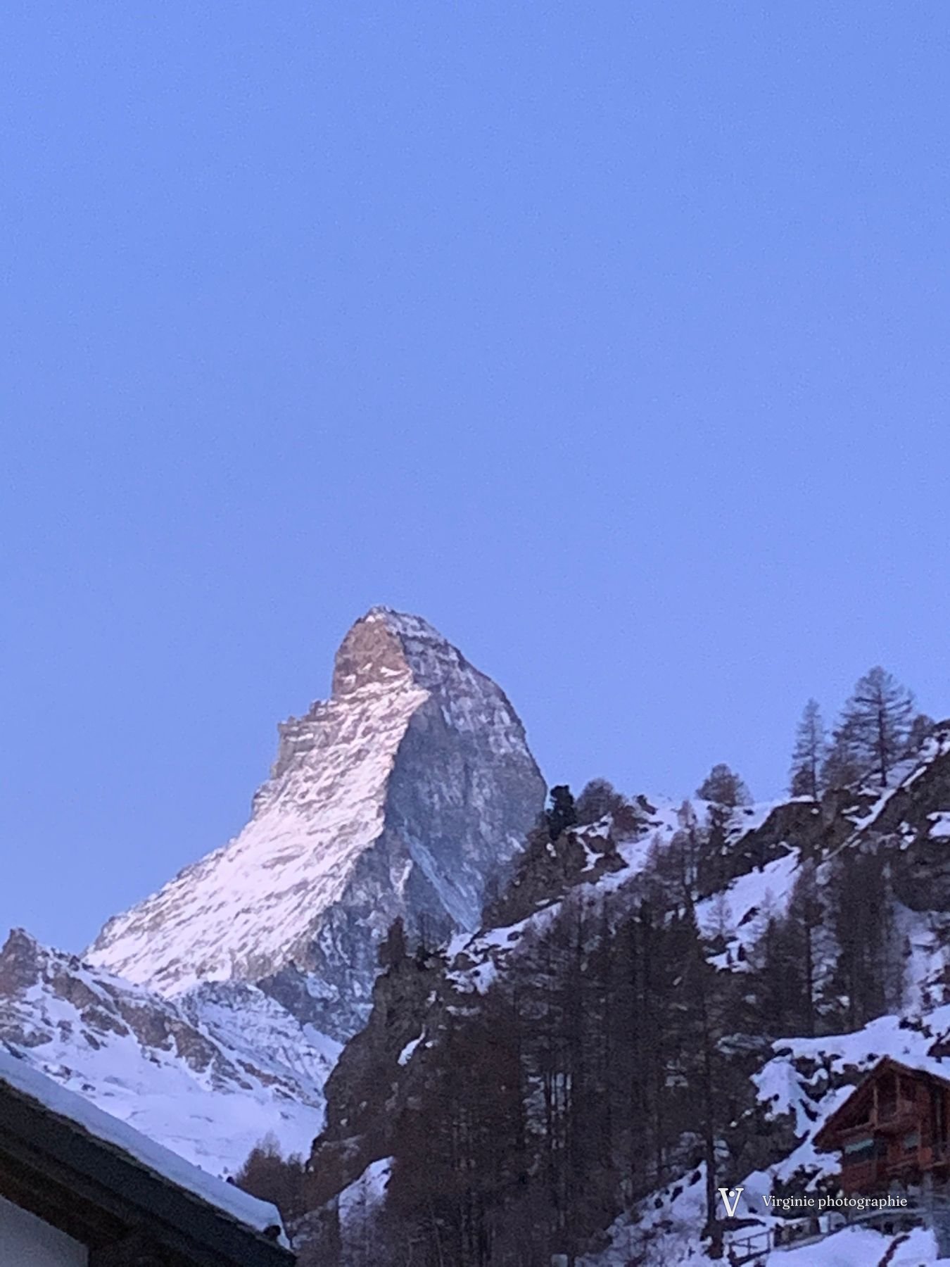 Le Cervin enneigé sous un ciel bleu intense