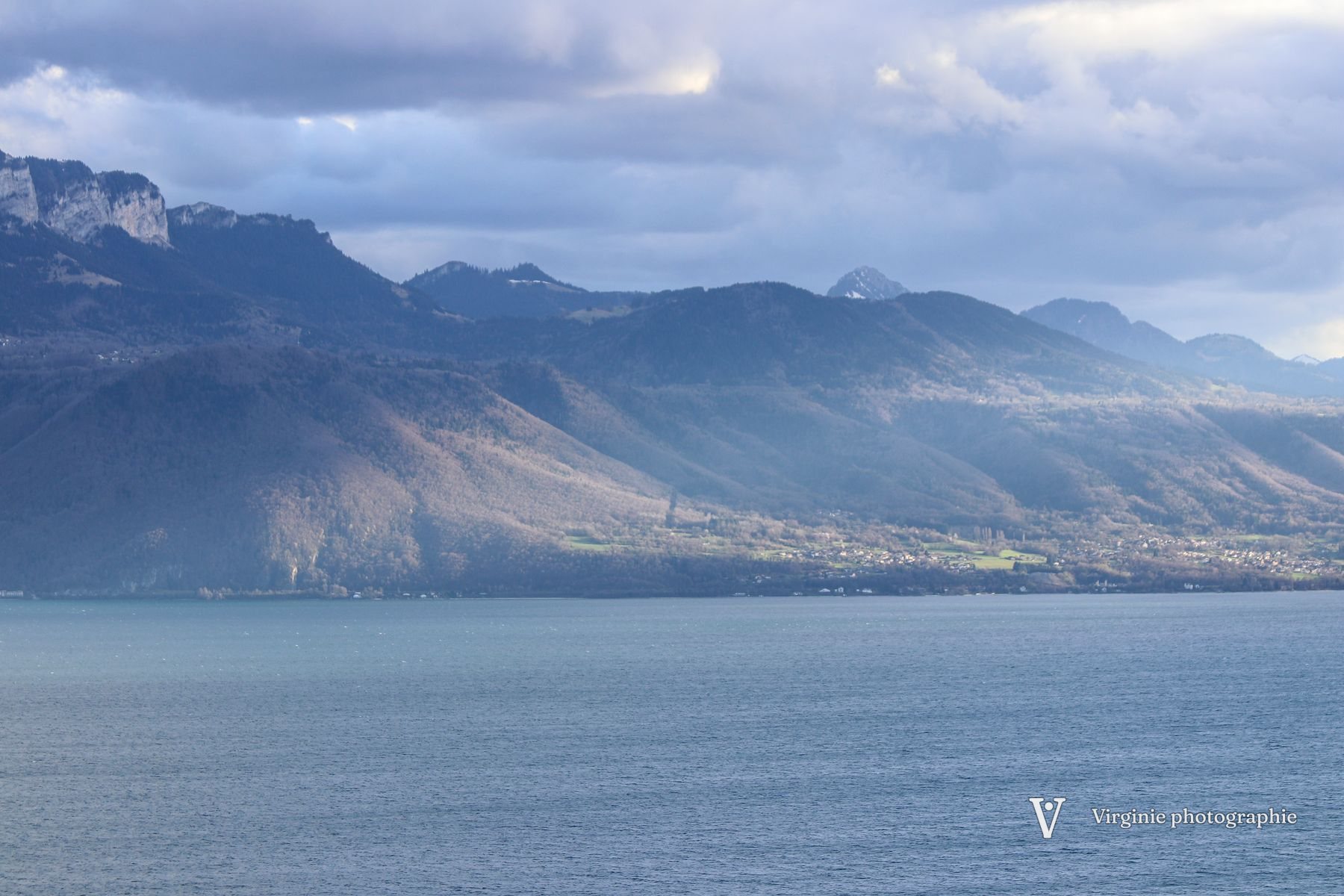 Les montagnes de l’autre rive au-dessus du lac, dans une lumière voilée