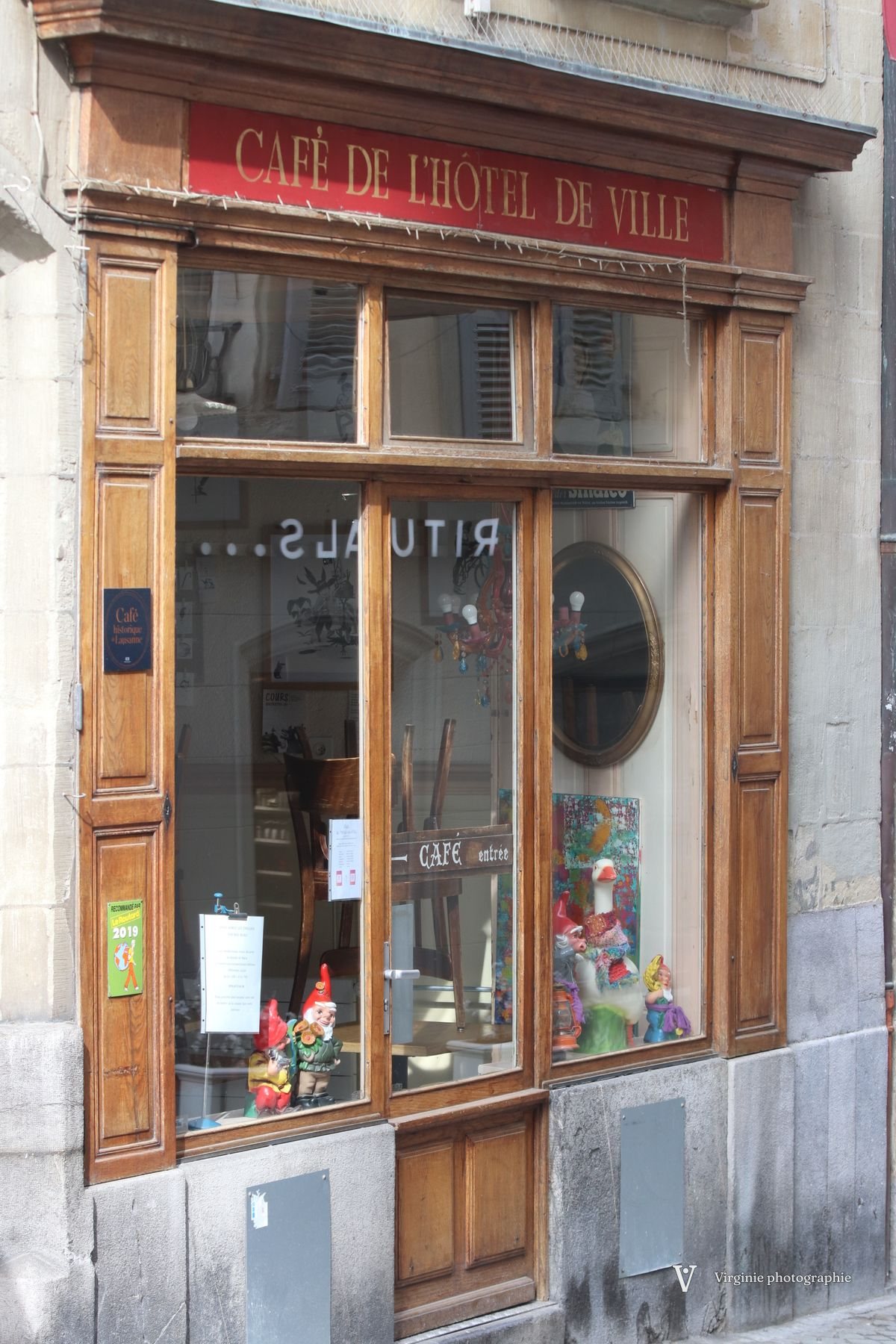 La devanture boisée du café de l’Hôtel de Ville